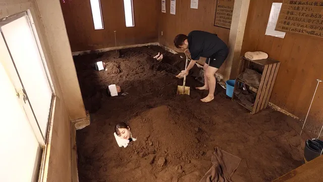 旦那と一緒にやってきた人… 砂風呂に埋まって身動きできない○淫NTR拘束マッサージ