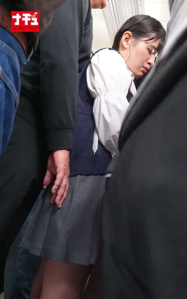 満員電車で出会ったのは超… 生意気女子を駅弁中出し羞恥 触らせないチビ