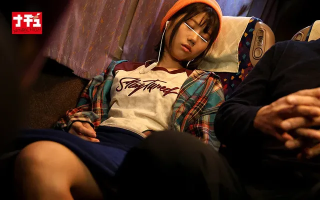 夜行バスで乗り合わせたの… 就寝中の夜行バスで指マンされた気弱女子3 微乳ガリ女