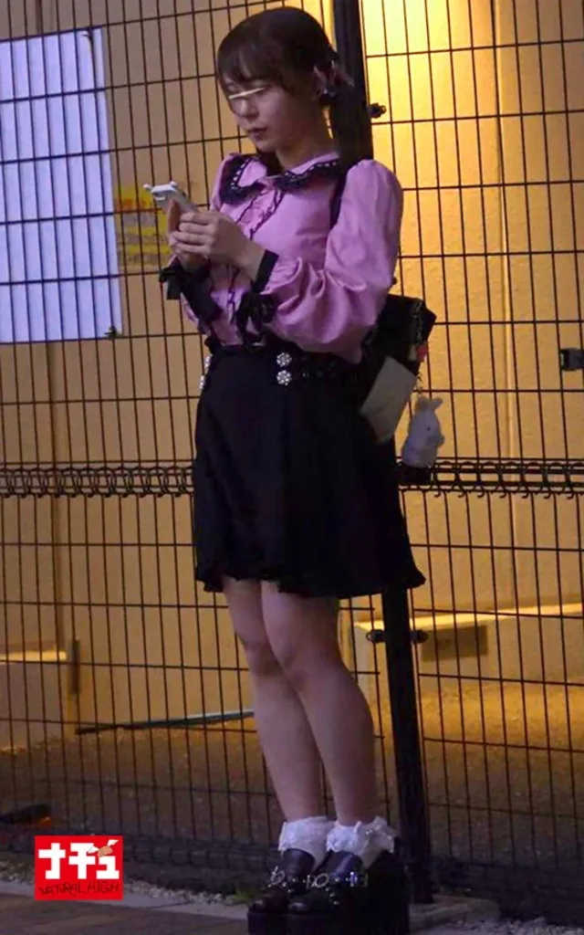 ナンパに怯えて逃げだす子… 地雷系女子中出し羞恥4 桃うさぎちゃん