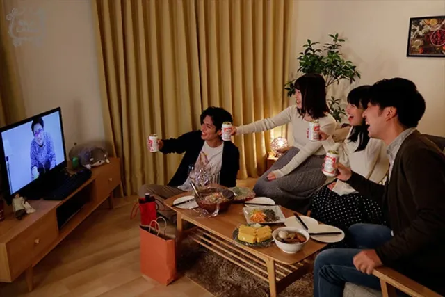 誰かがすぐ傍にいるのにバ… 四六時中発情中 V