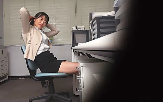 好評シリーズ第3弾。中年… 美熟女に見つめられながら射精する快感3