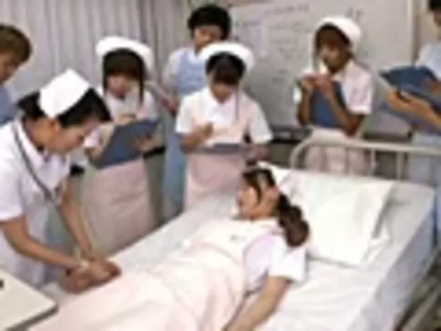 看護学校の部外者には見せ… 羞恥！男女混合看護実習