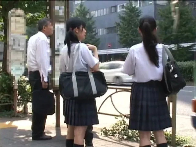 痴○され恐怖で声が出せな… 助けを求めず見られながら痴○に感じる女子○生
