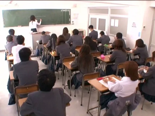 女生徒が痴○されているの… 痴○される生徒を自分の体を身代わりにして守る女教師4