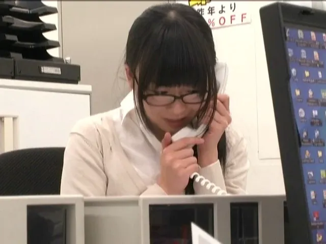休日の会社にいたセクシー… 休日出勤したら同僚がエロい私服で働いていました。