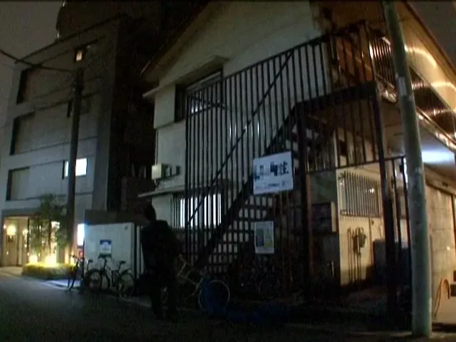 住宅街で聞こえる喘ぎ声に… 閑静な住宅街に響くほどの喘ぎ声が聞こえ覗いてみたら…