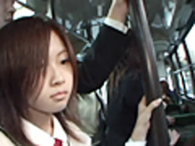 手コキ女が乗車していると… 間違えたフリして通学バスに乗り込んでヤられた1