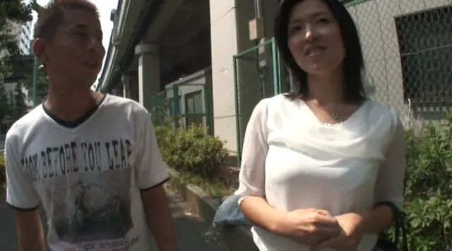 街で母子に声を掛けて、A… 息子と一緒にAVを見たらムラムラしちゃった美人母