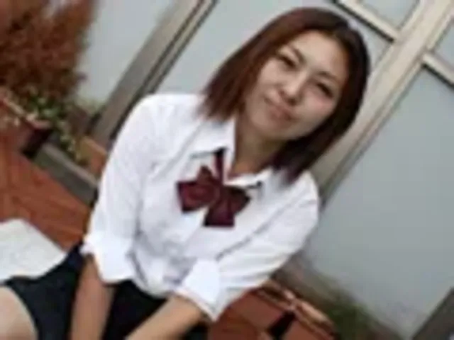 陰毛丸出し！！尻穴丸見え… 完全素人娘 今日は白のTバック 女子○生 えみ18才