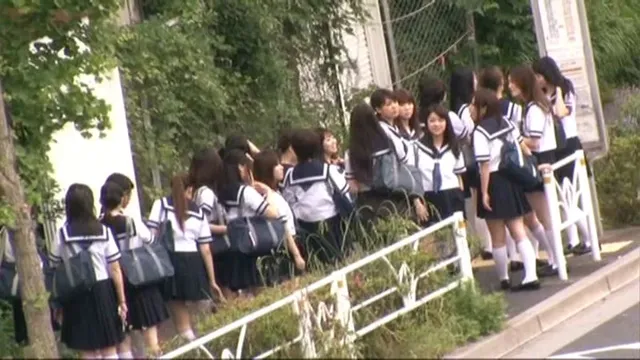 間違えたフリをして女子校… 女子校通学バスに乗り込んで生でヤられた1