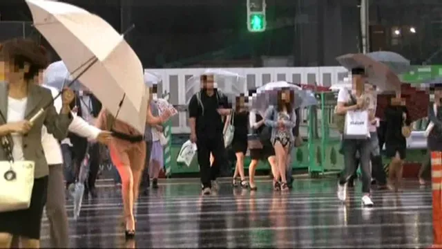 雨に身体を濡らす女子○生… 満員状態で股間を擦りつけたらパンティは濡れるか？1