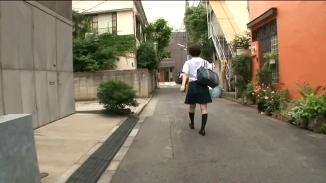 突然2人組の男に襲われる… 手錠の鍵はマ●コの中2女子○生に鍵を取ってと求められ