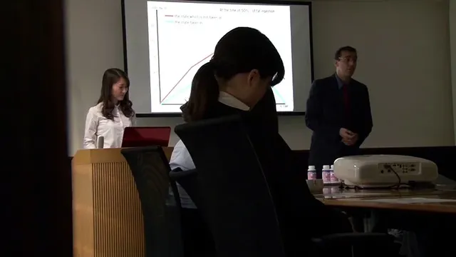 俺はしがない平社員、仕事… パンツスーツが破けてしまった女を助けるフリをして