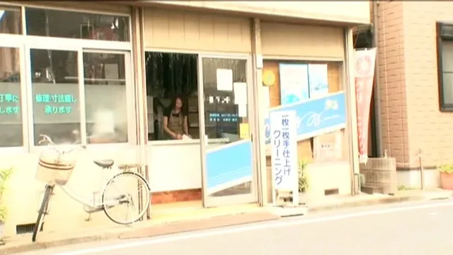 パートする人妻を狙い、仕… 接客中に顔を紅潮させながら感じまくるパート妻2