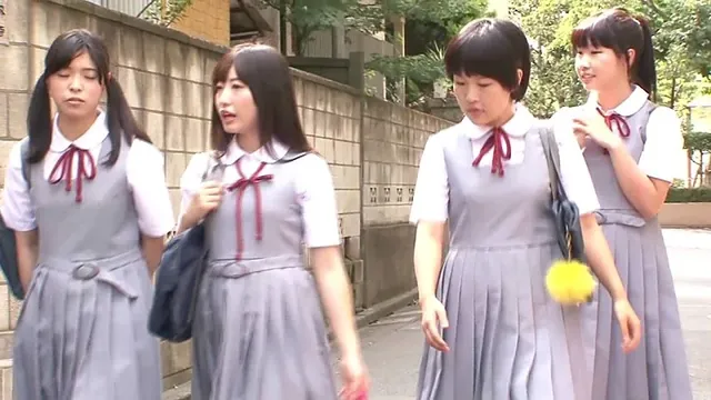 通学バス内の◯学生たちが… 女子○学生が興味半分で逆痴○してきた！