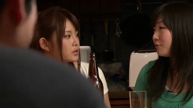 彼女がいない合間に、彼女… 彼女がいる目の前でこっそり女友達に手コキされた俺