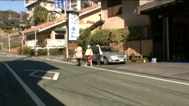 まだ、女としての自覚がな… 隠れションを見られてロ○娘は痴○されても拒めない