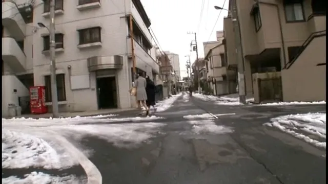 仲の良い母娘を痴○するシ… 痴○されても拒めない手をつないだ母娘を感じさせろ7