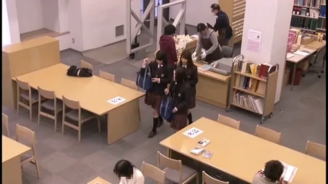 静寂な図書館の物陰で周囲… 糸引くほど愛液が溢れ出す敏感娘 レズスペシャル
