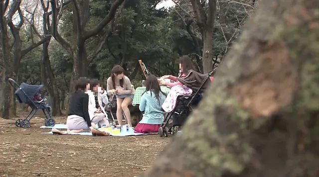 本人はオシャレのつもりで… ベビーカー妻の尻に勃起チ○ポを擦りつけてヤる2
