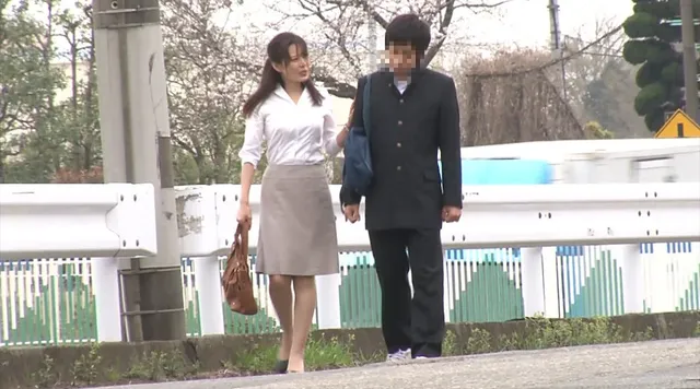 密かに付き合っている男子… 女教師が学校内でも優しくヤってあげている生現場1