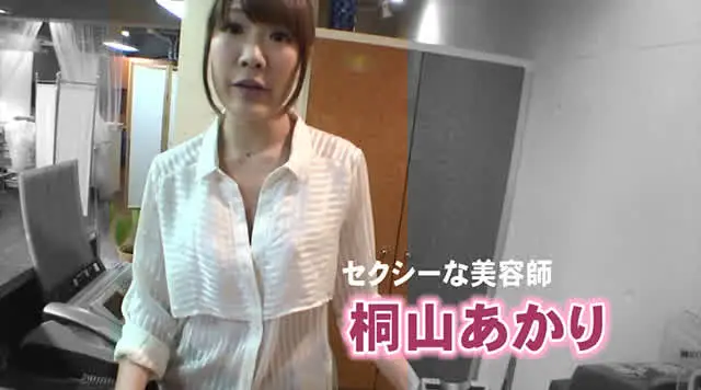 胸元がゆるゆるの服や無意… 乳首が見え隠れしているセクシーな美容師9人！