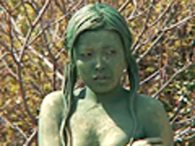 女の子が裸で銅像になりき… 裸で銅像になりきって街角羞恥露出