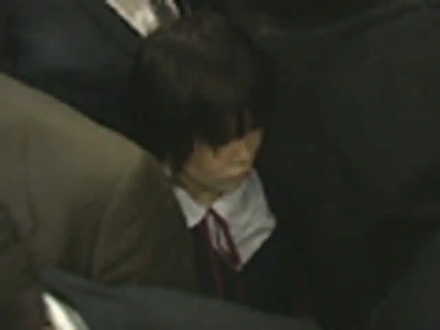 車内では身動きがまったく… 超満員電車で身動きが取れない美女に射精