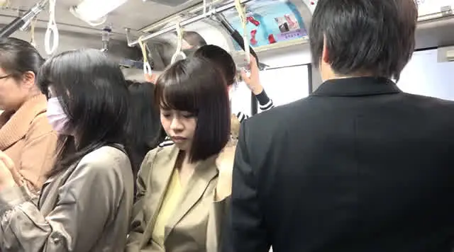 乗車したバスは通勤中のO… 通勤バスは満員で目の前には黒パンストのOLだらけ！8