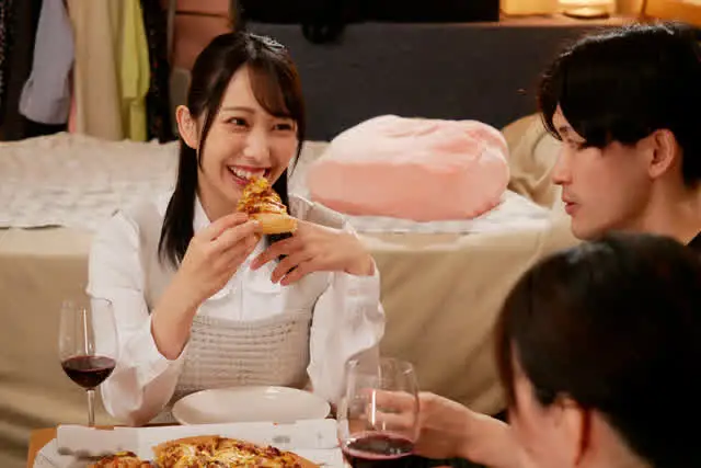 【背徳の濃厚接吻！】レポ… バレないように彼女の親友とこっそりヤル！ 弥生みづき