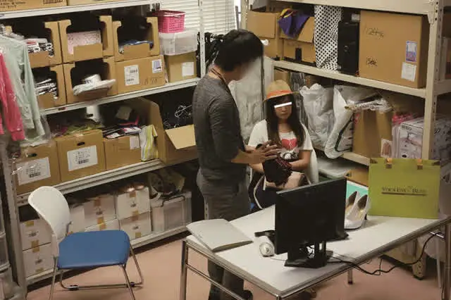 可愛い女の子が来店したと… 万引きしたのに生意気な態度の女