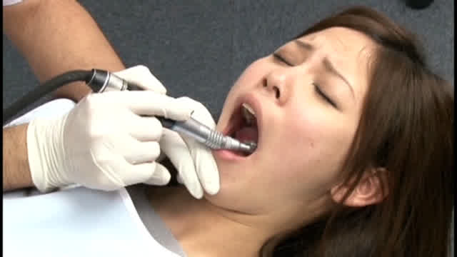 治療中の患者さんの口内に… 歯医者でごっくん