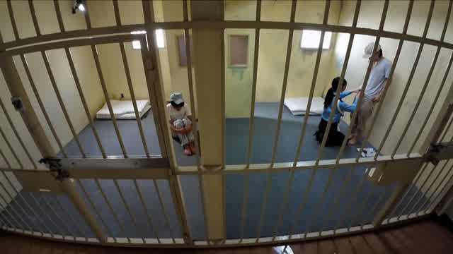 「性犯罪撲滅治療院」とい… 「性犯罪撲滅治療院」 症状の重い独居房囚人の性交治療