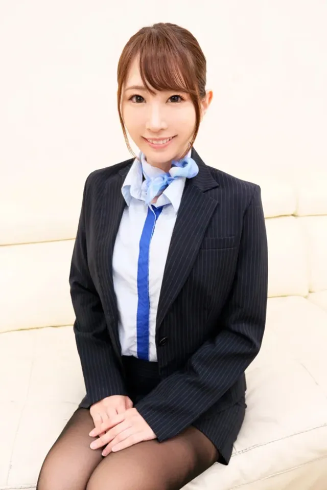 フライト後のCAに黒パン… 黒パンスト美脚CA限定！足コキでイカせ対決 五十嵐清華