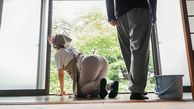 10男12人、大家族の家… 家事射精代行モーイク