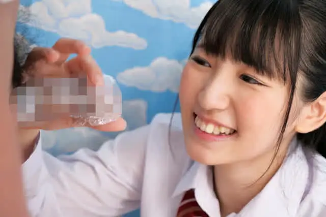素人の父娘が協力してミッ… ラップ1枚隔ててお父さんチ◯ポ体験してみませんか？