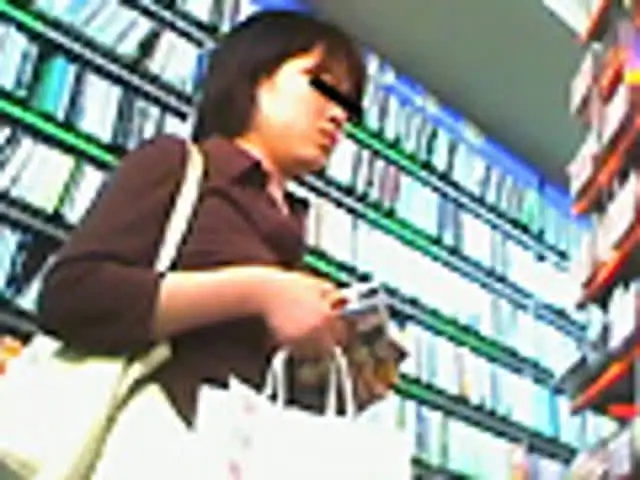 パンチラ撮影は時と場所を… お姉さんの純白パンティー