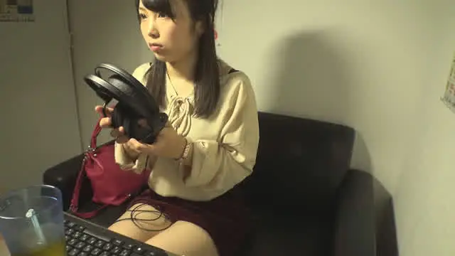 都内某所ネットカフェの一… ネットカフェ盗撮 声を押し殺しオナニーに没頭する女達
