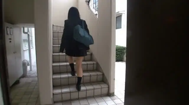 俺は我慢してたんだ！見た… もっと、階段女子校生 ＃4