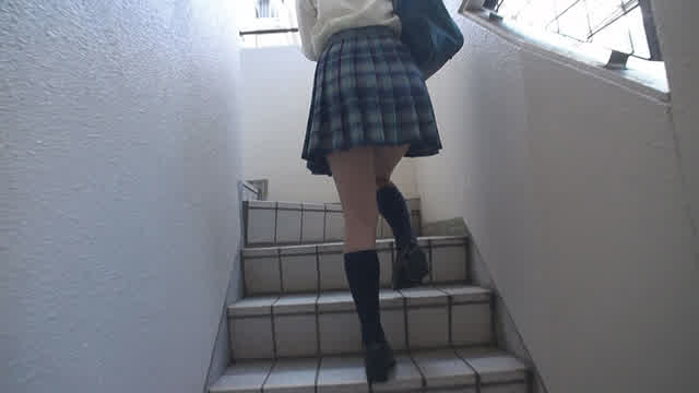 脚のキレイな美脚女子校生… 階段女子校生 美脚女子校生のスカートの中が覗きたい 編