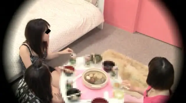 かなり気になる隣りのあの… 女子のお泊まり会を覗く穴