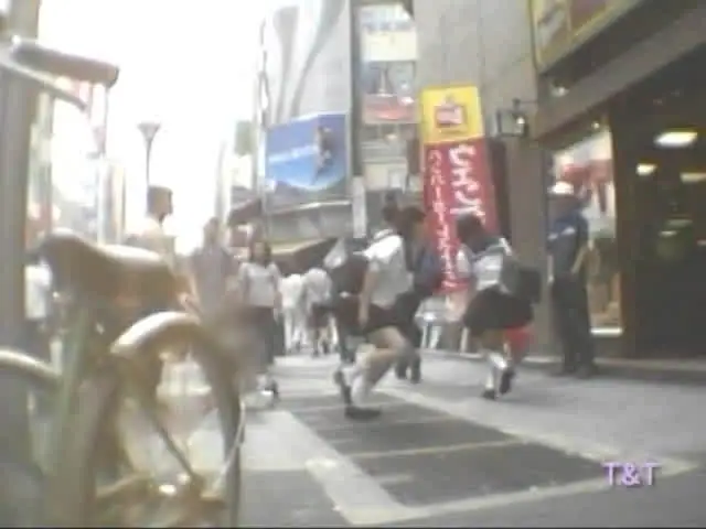 2台のカメラが前から後ろ… 劇風！女子校生吹き上げパンチラ！