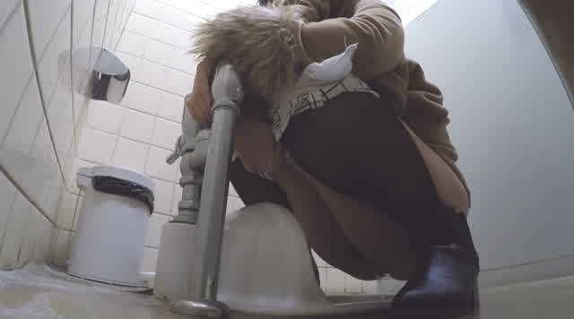 駅のトイレらしき場所での… 排泄映像3