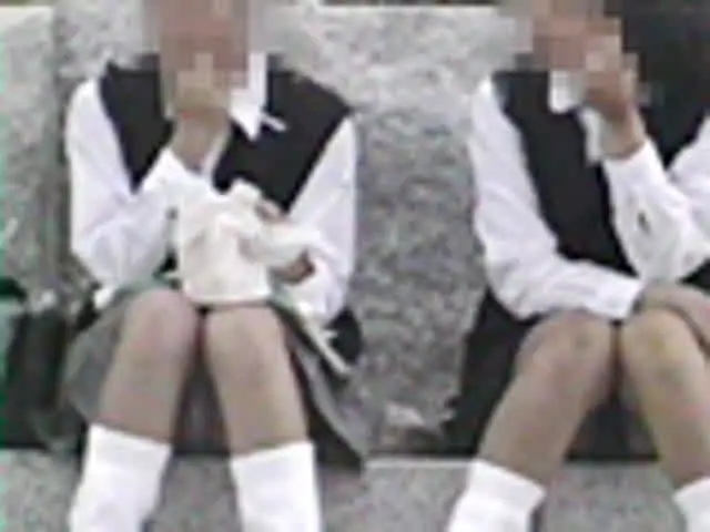 地べたに座り込む女子校生… モロ見えパンツ盗撮 4時間 Part4