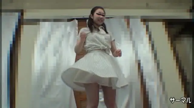 強すぎる風で見えすぎちゃ… モデル吹き上げパンチラ