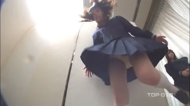 友達にカバンを隠された女… 通学女子校生 強風どっきりパンモロ VOL.10