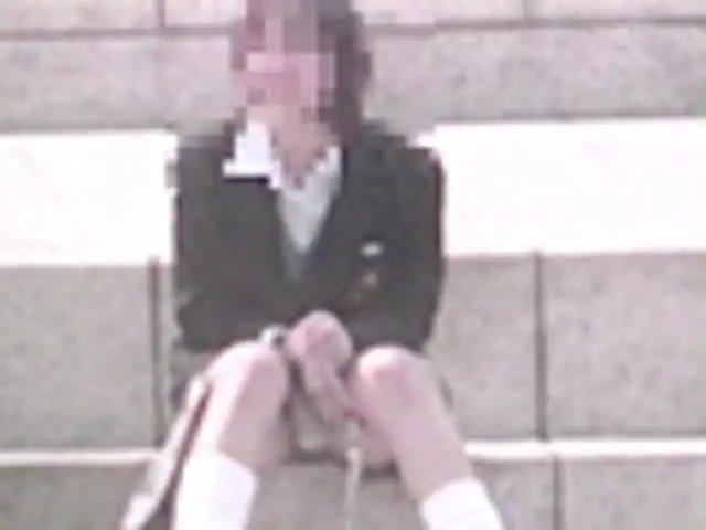 地べたに座り込む女子校生… モロ見えパンツ盗撮 4時間 Part3