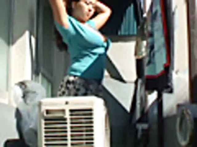 上から胸チラ！下からパン… 人妻洗濯物干し胸チラ盗撮2