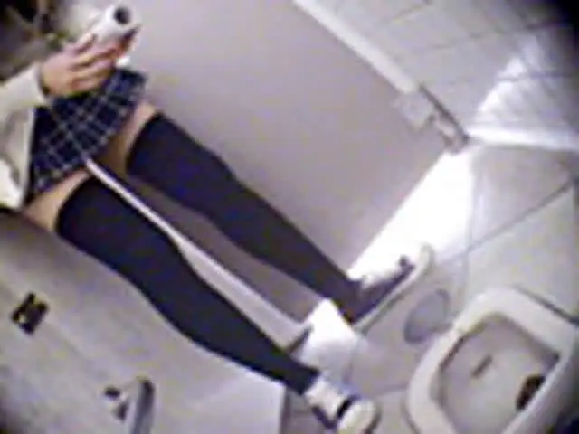 女性が小用を足す場合、少… 和式失態！丘グソ便所1